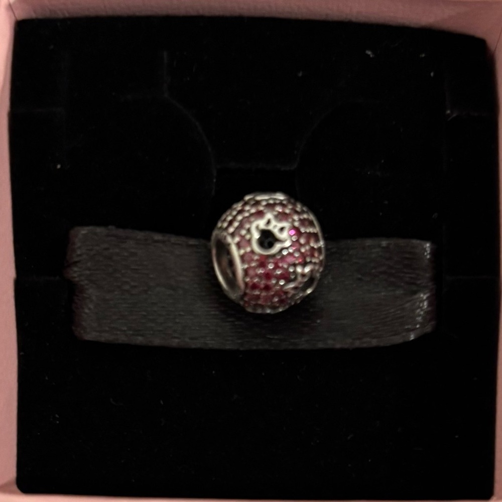 PANDORA Disney Minnie Mouse charm.
